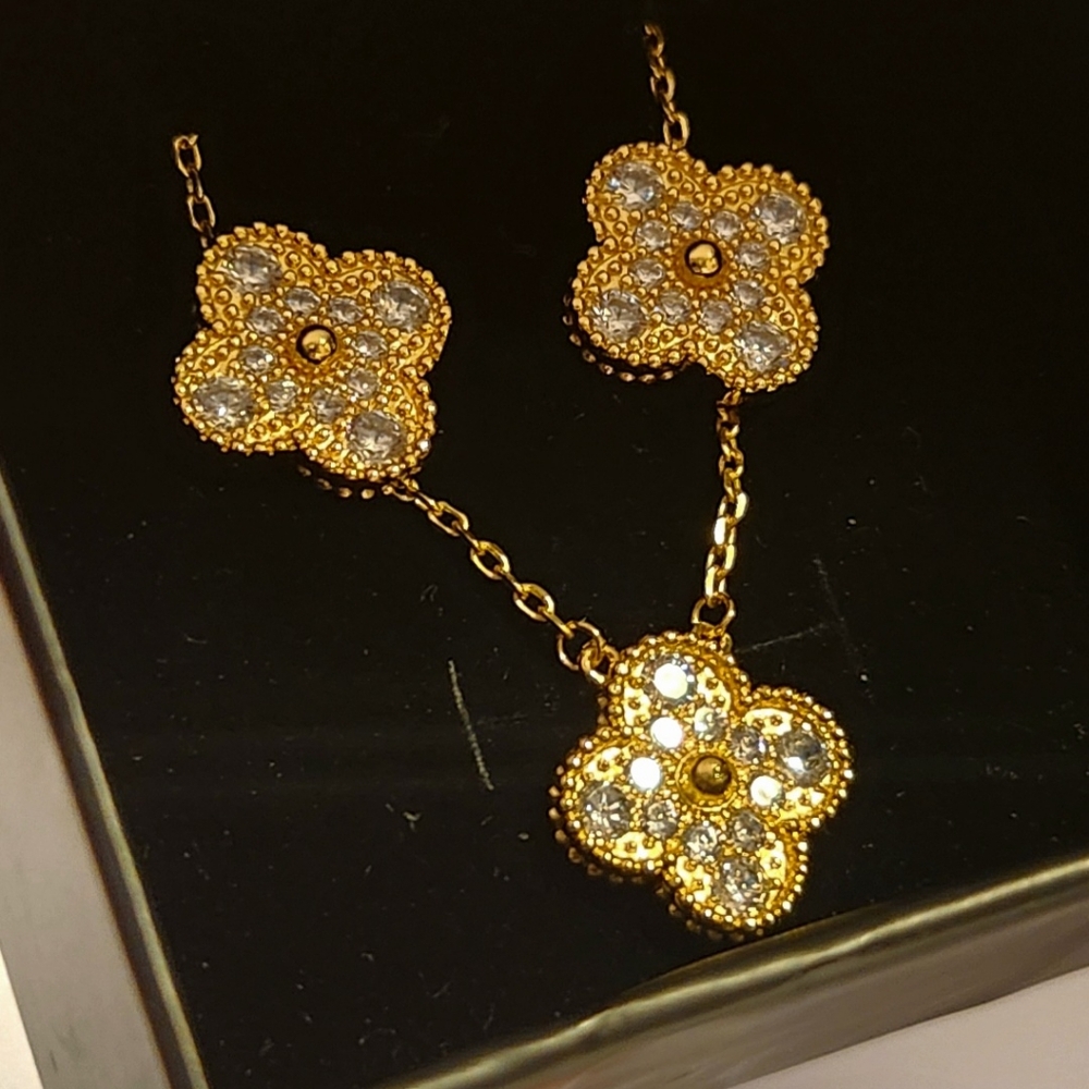 1Set Necklace and Earrings Clover Gold color design.Stainells Steel plated Gold.